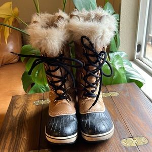 Sorel Joan of Arctic boots size 7.5 worn a few times, GREAT condition!!!!!